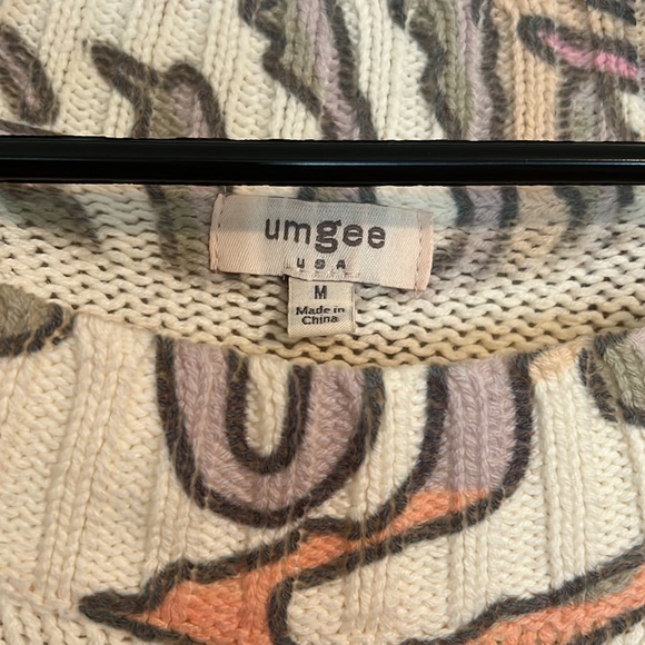 Umgee Ladies Distressed Crocheted Style Sweater Size Medium - Picture 4 of 7